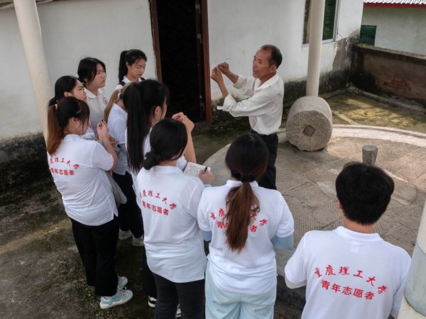 劉照平講述碾子米的故事。 吳丹寧攝