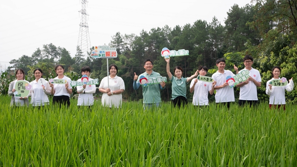 實(shí)踐團(tuán)成員拍攝宣傳視頻。 吳丹寧攝