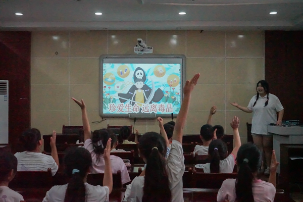 宣傳團(tuán)成員開(kāi)展禁毒法律知識(shí)宣傳。張婉婷攝