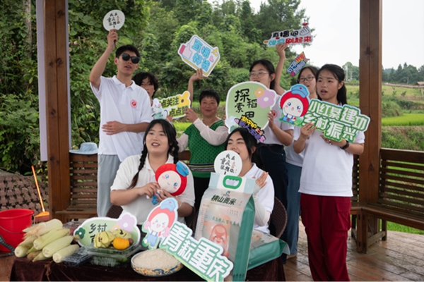 直播間搬到梯田小亭。吳丹寧攝