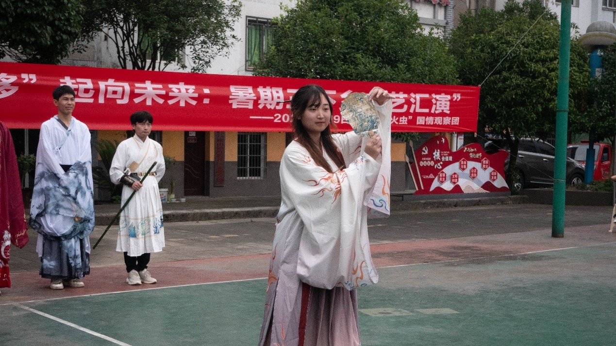 實(shí)踐團(tuán)成員展示漆扇。吳丹寧攝