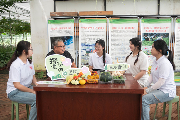 實踐團成員與張海濤面對面交流。重慶理工大學供圖