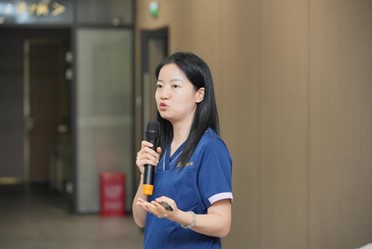 樊雯君正在分享課題。重慶星榮整形外科醫(yī)院供圖