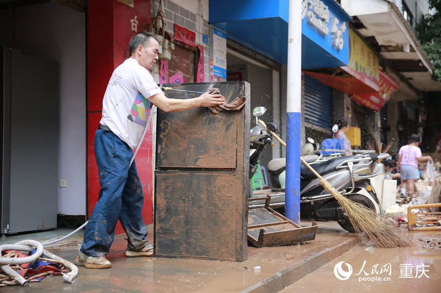 洪水消退后，居民正在清洗被洪水浸過的物品。人民網(wǎng)記者 劉政寧攝
