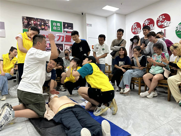 志愿者為聽障人士進(jìn)行急救知識(shí)科普。受訪者供圖