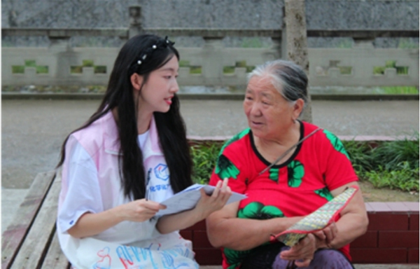 實踐團(tuán)成員與當(dāng)?shù)卮迕衩鎸γ娼涣鳌Ｖ貞c科技大學(xué)供圖