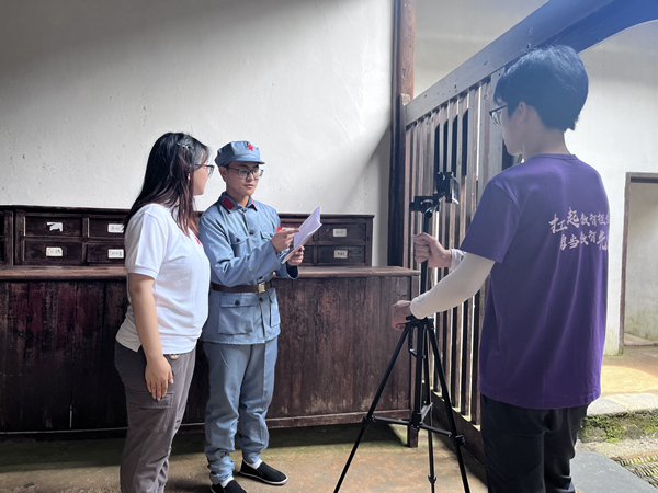 “跨越時(shí)空的對話之井岡山”微視頻拍攝現(xiàn)場。重慶理工大學(xué)供圖