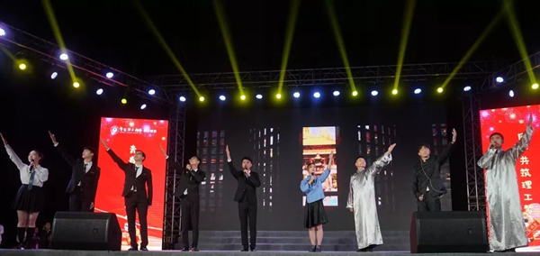 兩江新青年表演詩朗誦《櫛風(fēng)沐雨七十年，砥礪奮進(jìn)新時(shí)代》。重慶理工大學(xué)供圖