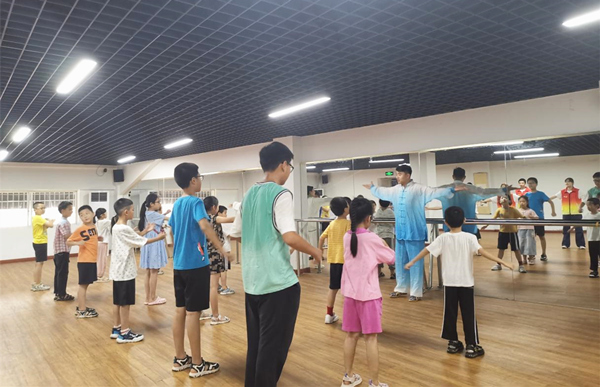 小朋友們認(rèn)真學(xué)習(xí)五禽戲。重慶財(cái)經(jīng)學(xué)院供圖