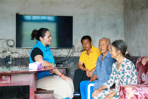 秦蜀蕓與遷移避險群眾交談。云陽縣融媒體中心供圖