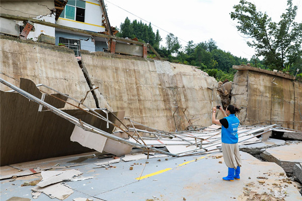 秦蜀蕓檢查貓爪子滑坡點的情況。云陽縣融媒體中心供圖