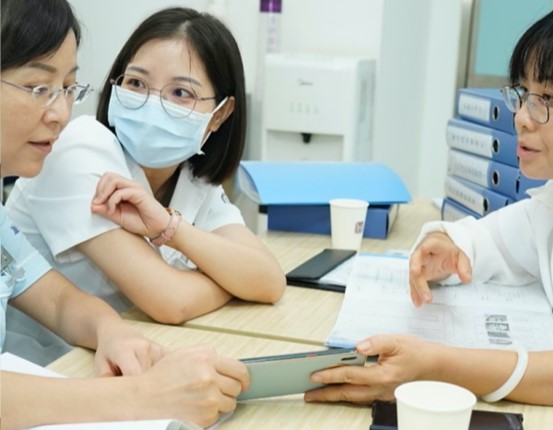 評審專家審核中。重慶華美整形外科醫(yī)院供圖