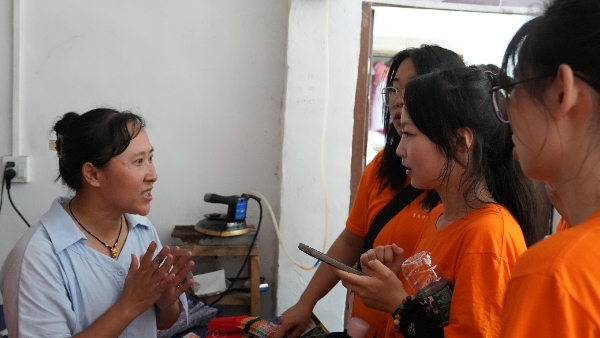 實(shí)踐團(tuán)全體成員與熊興樹深入交流。重慶師范大學(xué)供圖