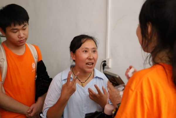 熊興樹向?qū)嵺`團(tuán)成員分享傳承故事。重慶師范大學(xué)供圖