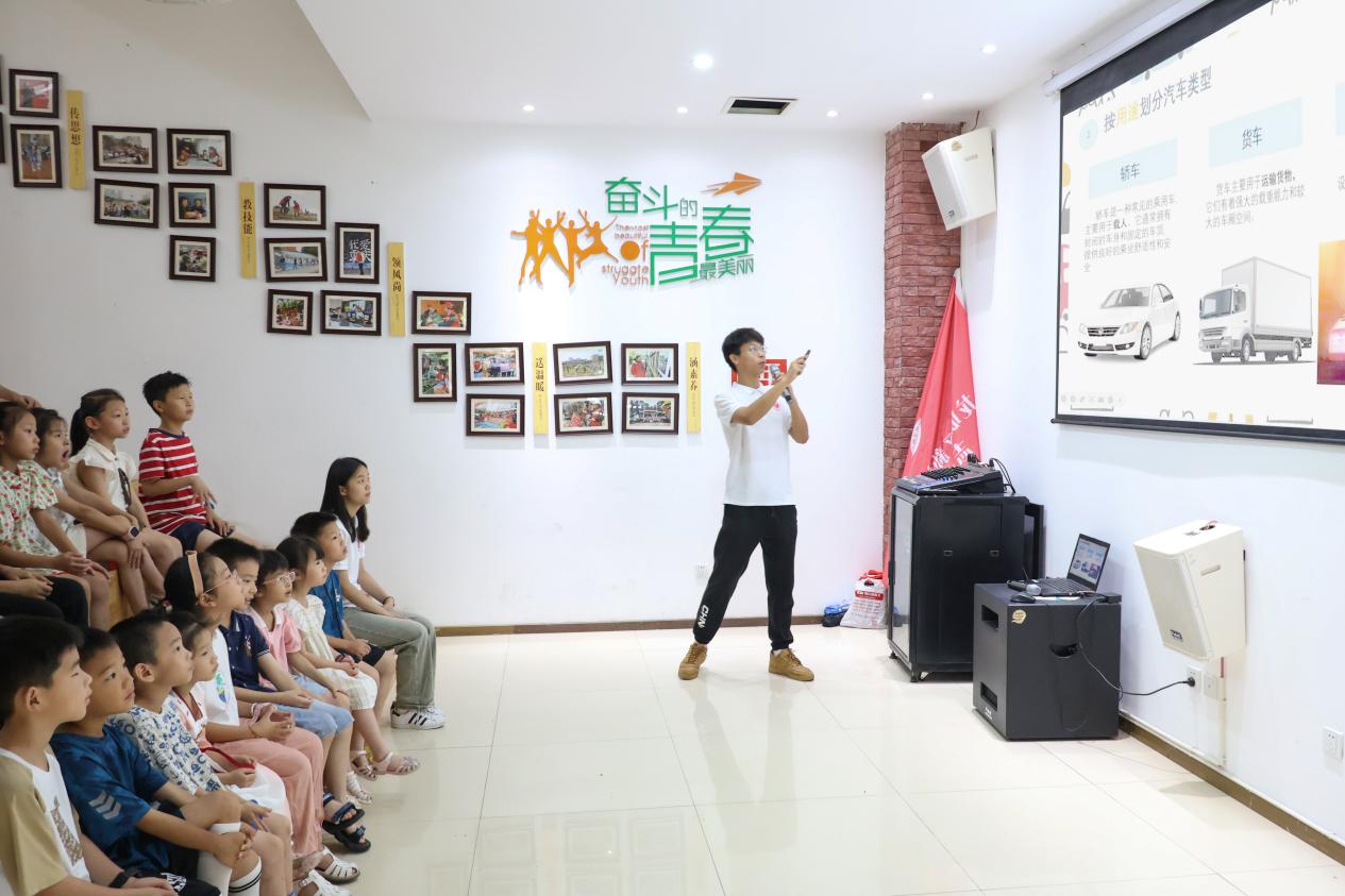 團(tuán)隊(duì)成員給小朋友講解汽車知識。重慶理工大學(xué)供圖