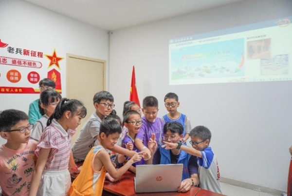 團(tuán)隊(duì)成員指導(dǎo)小朋友進(jìn)行手勢繪畫。重慶理工大學(xué)供圖