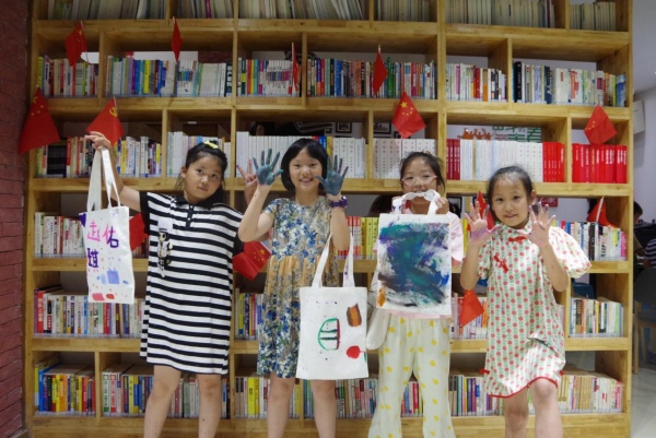 小朋友們展示自己的作品。重慶理工大學(xué)供圖