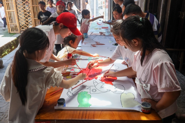 百米繪卷活動。重慶電子科技職業(yè)大學供圖