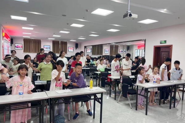 學(xué)生進(jìn)行熱身小活動。重慶理工大學(xué)供圖