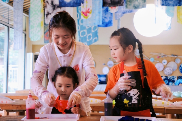 實踐團(tuán)成員協(xié)助小朋友體驗扎染。潘思禹攝