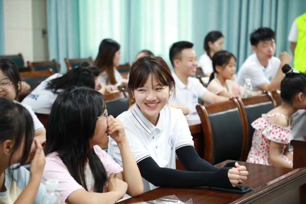 實踐團(tuán)成員和小朋友聊天。重慶理工大學(xué)供圖