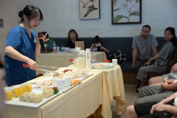 營養(yǎng)師指導(dǎo)飲食搭配。重慶安琪兒婦產(chǎn)醫(yī)院供圖