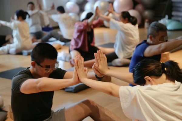 瑜伽練習(xí)。重慶安琪兒婦產(chǎn)醫(yī)院供圖