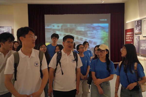 三校聯(lián)合，走進(jìn)重慶紅巖革命紀(jì)念館開展一場別開生面的思政課堂。重慶大學(xué)供圖