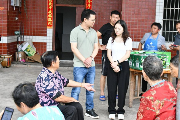 實踐團與村民面對面交流。重慶財經學院供圖