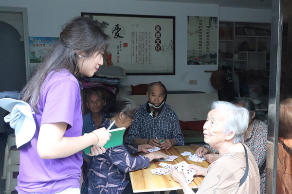 實(shí)踐團(tuán)成員走訪居民。重慶理工大學(xué)供圖