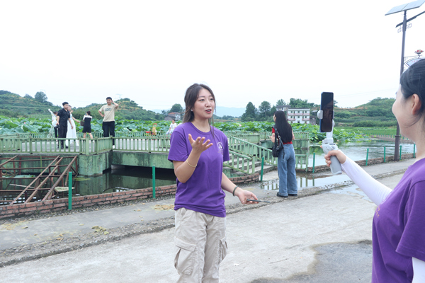 實(shí)踐團(tuán)成員進(jìn)行直播宣傳。重慶理工大學(xué)供圖