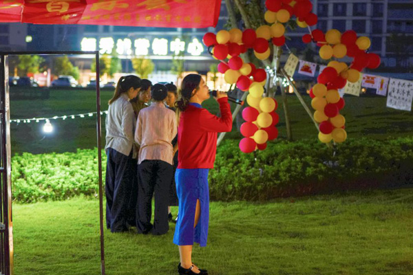 展演原創(chuàng)情景劇《紅色家書》。重慶工程職院供圖