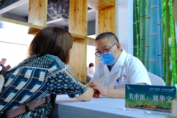 全國名中醫(yī)，重慶中醫(yī)藥學(xué)院中醫(yī)學(xué)院院長劉華寶為市民看診。胡悅建攝