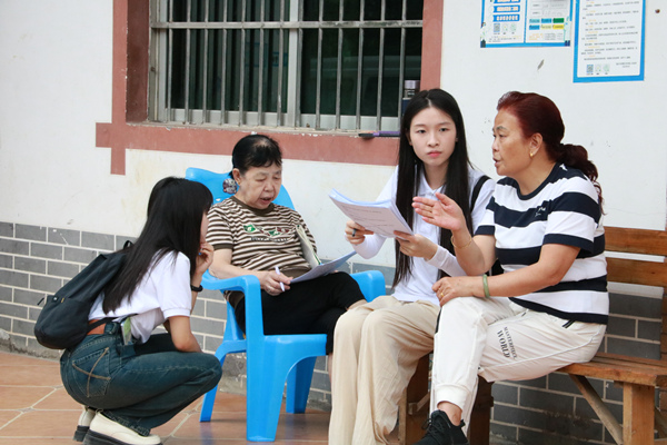 實(shí)踐團(tuán)向當(dāng)?shù)厝碎_展問卷調(diào)查。重慶理工大學(xué)供圖