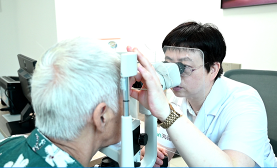 張曉城為患者檢查眼部狀況。重慶南坪愛爾眼科醫(yī)院供圖