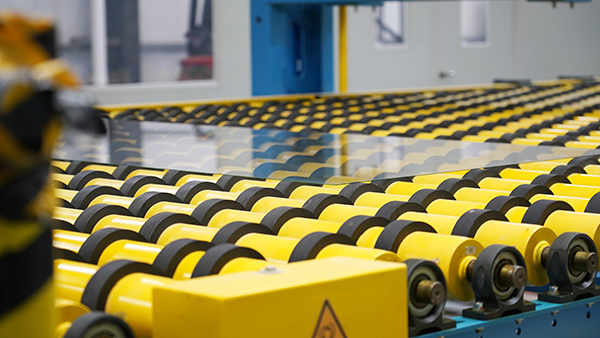 支持國家級專精特新“小巨人”企業(yè)——重慶鑫景特種玻璃有限公司發(fā)展壯大。重慶農(nóng)商行供圖