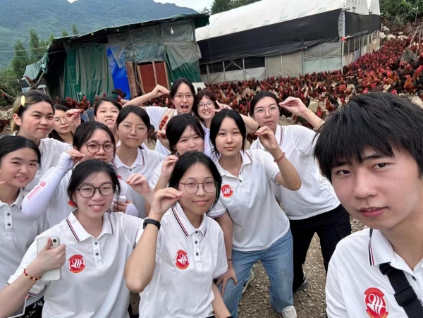實踐團成員實地調研天臺村土雞生態(tài)養(yǎng)殖情況。西南政法大學供圖