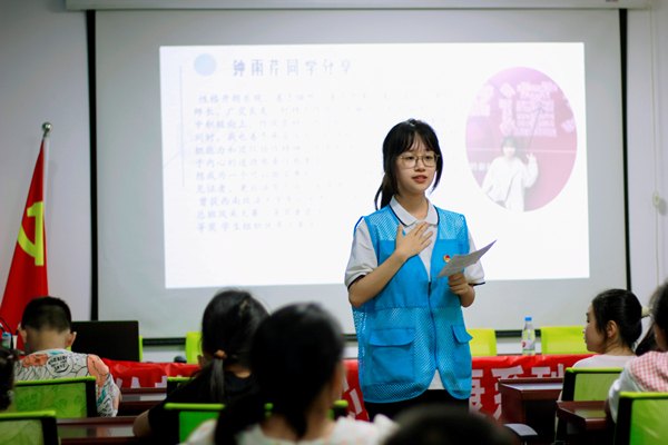 志愿者分享自身經(jīng)歷。王朝攝