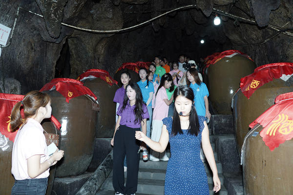 參觀酒窖溶洞。重慶理工大學(xué)供圖