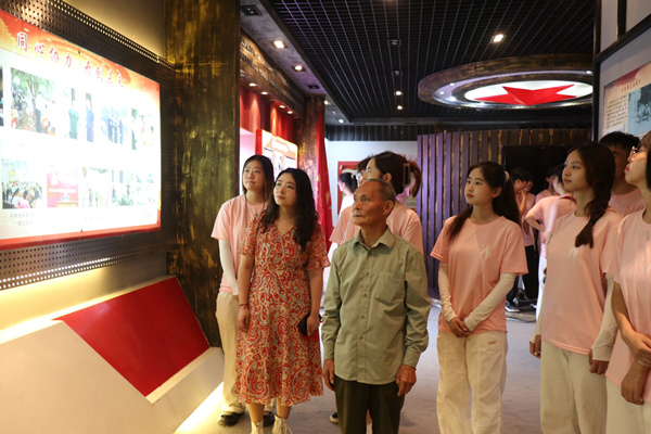 參觀革命展廳。重慶財經(jīng)學(xué)院供圖