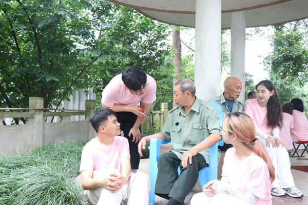 與革命老兵暢談。重慶財經(jīng)學(xué)院供圖