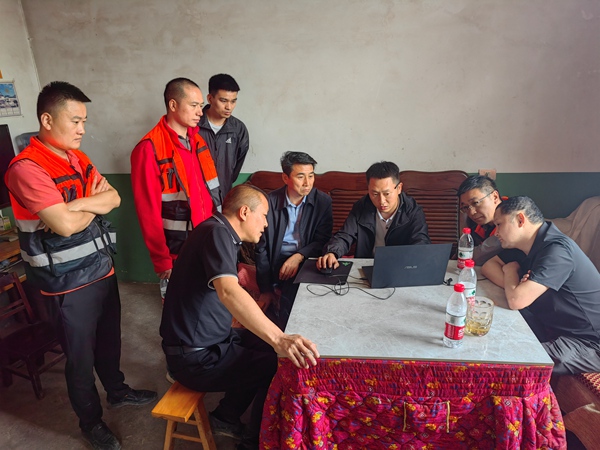 《緊急磋商》。5月8日，南川區(qū)山王坪鎮(zhèn)山王坪村3組發(fā)生滑坡險(xiǎn)情，南川區(qū)規(guī)劃和自然資源局地環(huán)站站長(zhǎng)張旭（右二）、南川區(qū)規(guī)劃和自然資源局副局長(zhǎng)王江海（右四）、山王坪鎮(zhèn)鎮(zhèn)政府副鎮(zhèn)長(zhǎng)王勇（右五）、地質(zhì)災(zāi)害先期處置專家胡明軍（左二）及駐守隊(duì)員等有關(guān)人員在現(xiàn)場(chǎng)開(kāi)緊急磋商會(huì)議。李鋒俊攝