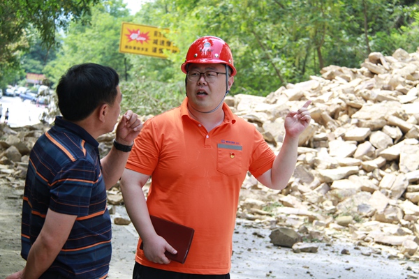 《黨員沖在一線》。 6月30日，身為黨員的107地質(zhì)隊(duì)駐守地質(zhì)工程師路正昆正在黔江區(qū)沙壩鎮(zhèn)G319國(guó)道沿線一處公路邊坡垮塌現(xiàn)場(chǎng)開(kāi)展應(yīng)急處置工作。李明亮攝