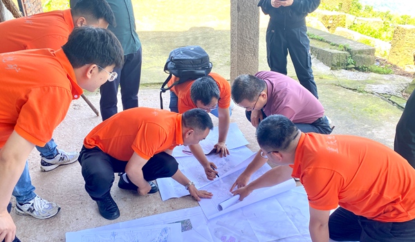 《山頂上的識圖者》。5月13日，市地防中心組織專家組，由盧丙清(右二)帶隊對川東南勘察公司豐都縣1比10000地質(zhì)災(zāi)害精細化調(diào)查項目野外工作進行指導(dǎo)，并對項目中存在的難點進行答疑。徐騰攝