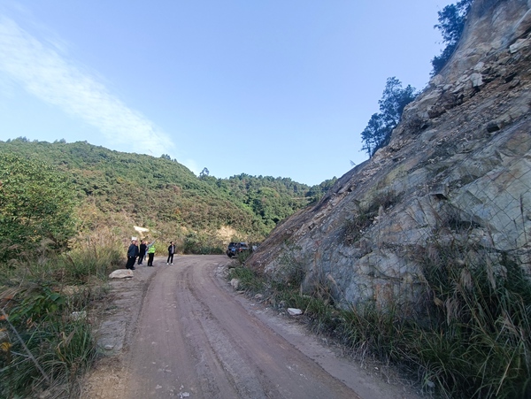 《立于危巖之下》。2023年11月初，永川區(qū)臨江鎮(zhèn)大水溝不穩(wěn)定斜坡發(fā)生局部崩塌，雖然防護(hù)網(wǎng)發(fā)揮作用將崩落石塊兜住，但安全隱患一直存在。為保障過(guò)往車輛行人生命財(cái)產(chǎn)安全，永川區(qū)規(guī)劃和自然資源局多次來(lái)到危巖下方協(xié)商處置方式，盡早消除隱患。 黃捷攝