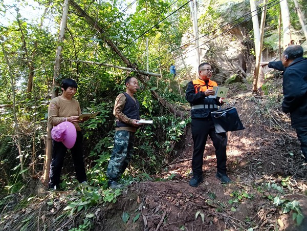 《坡上“小課堂”》。2023年12月初，永川區(qū)金龍鎮(zhèn)燈坪村發(fā)現(xiàn)危巖垮塌隱患，幸運(yùn)的是崩落碎石未破壞房屋，未出現(xiàn)人員傷亡情況。永川區(qū)規(guī)劃和自然資源局地災(zāi)防治工作人員在現(xiàn)場向周邊群眾講解危巖崩塌的成因及影響范圍，以及日后的監(jiān)測方法、防范措施等知識(shí)，讓地災(zāi)防治知識(shí)更加入腦入心。黃捷攝
