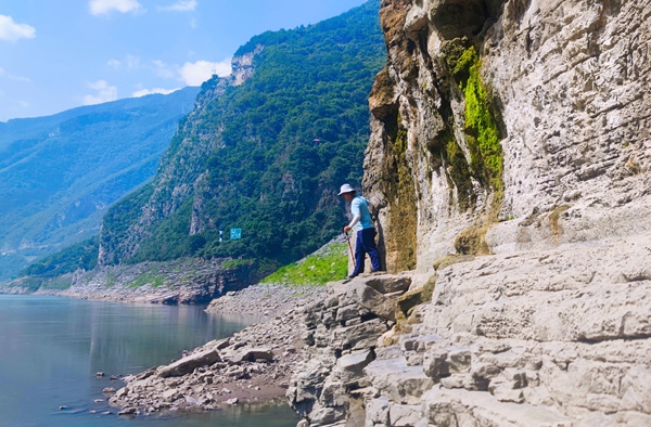 《行走于懸崖峭壁間》。2023年7月，涪陵烏江邊，南江地質(zhì)隊(duì)駐守工程師田正熙小心翼翼行走在懸崖峭壁間，調(diào)查烏江沿線巖體劣化和地質(zhì)災(zāi)害情況。向棋攝