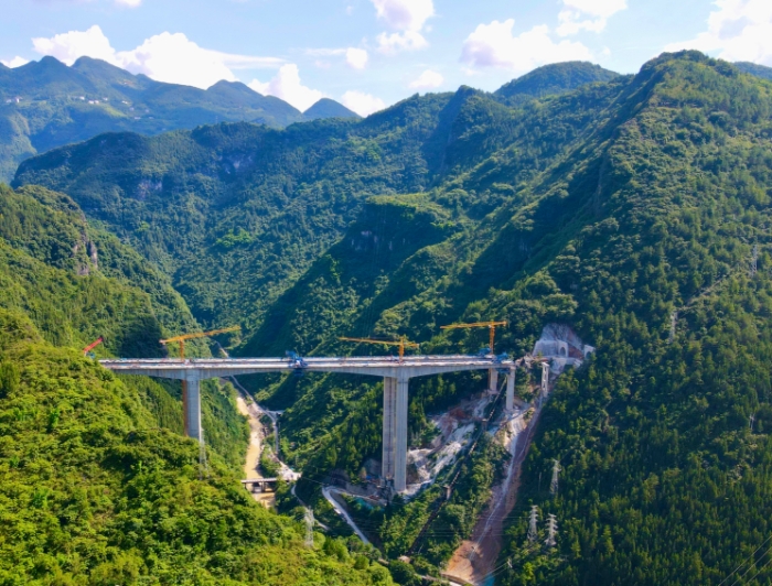 巫云開高速鳳凰特大橋合龍。重慶高速集團供圖