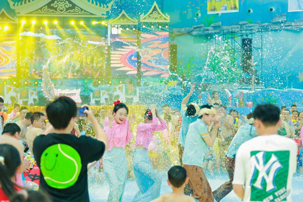 融創(chuàng)水世界傣式潑水節(jié)。重慶融創(chuàng)文旅城供圖