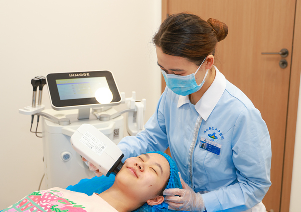 醫(yī)護人員為患者進行超美塑面部射頻治療。曾英豪攝